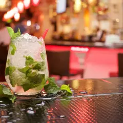 Orzeźwiający koktajl z rumem do mojito, lodem i miętą na barze.