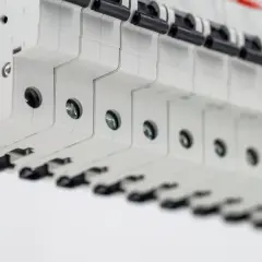 Szukasz informacji o uzbrojenie rozdzielni elektrycznej cena? Widok na bezpieczniki i przewód uziemiający.