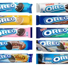 Różne smaki ciastek Oreo: Original, Golden, Strawberry Cheesecake, Choco's Brownie, Peanut Butter, Double Creme, Chocolate Creme, Mint, Birthday Party, Dark and White Chocolate.