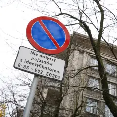 Znak zakazu parkowania z tabliczką informującą, że nie dotyczy pojazdów z identyfikatorami B-35 – E02, E0205.