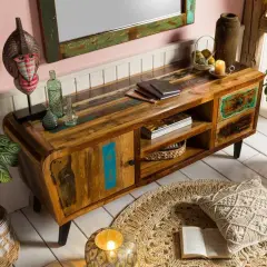 Rustikales deko tv board aus recyceltem Holz mit bunten Akzenten, Spiegel und Deko-Objekten.
