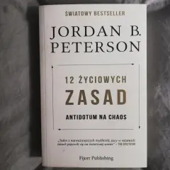 Okładka książki Jordana B. Petersona "12 życiowych zasad". Antidotum na chaos, które pomaga uporządkować życie.