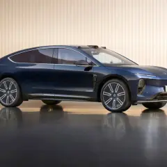 Nio ET9 blu, un'auto elettrica dal design futuristico, con linee aerodinamiche e cerchi eleganti, pronta a sfrecciare verso il futuro.