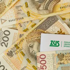 Złotówki i logo ZUS. Pytanie: czy na nerwicę można dostać rentę?