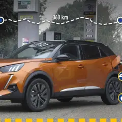 Peugeot 2008 naranja repostando. Viaje de Roma a Forlì, 360 km. Consumo: 5 L/100 km, 21 €/360 km.