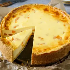 Ein saftiger Mandarinen Schmand Kuchen mit einem knusprigen Boden und fruchtigen Mandarinenstücken. Perfekt für jeden Anlass.
