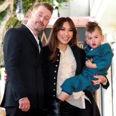 Brenda Song z dziećmi, synkiem i partnerem, pozuje do zdjęcia na Hollywood Walk of Fame.