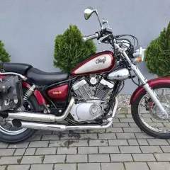 Klasyczny motocykl Yamaha Virago 125, z sakwami i ozdobnym malowaniem. Idealny do miasta, jego wymiary są kompaktowe.