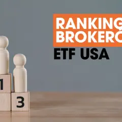 Drewniane pionki na podium z numerami 1, 2, 3. Obok napis "RANKING BROKEROW ETF USA". Pomoc w wyborze brokera.