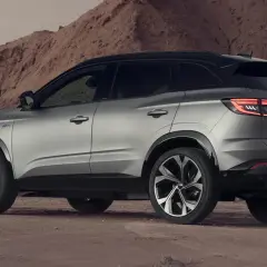 Grå Renault Austral, en SUV redo för ett **renault austral test** i ökenlandskap.