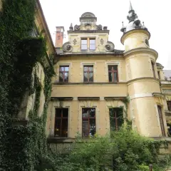 Zamek Kliczków, porośnięty bluszczem, zachwyca architekturą. Wiele pozytywnych zamek kliczków opinie potwierdza jego urok.