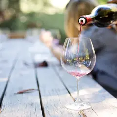 Czerwone wino nalewane do kieliszka. Czy to Carlo Rossi ile ma %?