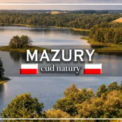 Malownicze jezioro na Mazurach, otoczone gęstymi lasami. Woda odbija niebo, tworząc spokojny krajobraz.
