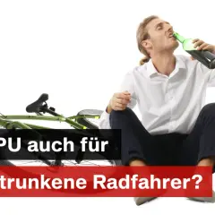 Mann trinkt Bier neben umgefallenem Fahrrad. MPU auch für betrunkene Radfahrer? Die Strafe droht!