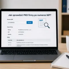 Na ekranie laptopa widoczna jest strona internetowa z pytaniem "Jak sprawdzić PKD firmy po numerze NIP?". Wpisano numer NIP, a poniżej wyświetlają się dane firmy, w tym kody PKD.