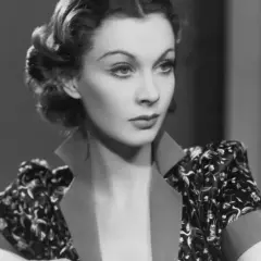 Vivien Leigh, ikona "Przeminęło z wiatrem", w eleganckiej sukni z kwiatowym wzorem.