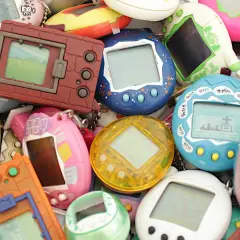 Kolekcja kolorowych Tamagotchi, w tym żółty Pocket Pikachu. Te wirtualne zwierzątka to klasyka lat 90.