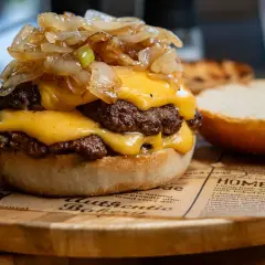 Smash burger co to? Podwójny burger z serem, karmelizowaną cebulką i soczystymi wołowymi kotletami na bułce.