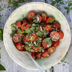 En skål med en fräsch tomatsallad, perfekt som tillbehör eller som ett enkelt tomat recept.