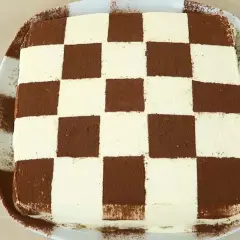 Tiramisù a scacchiera, una delizia per gli occhi e per il palato, perfetta per la ricetta Benedetta.