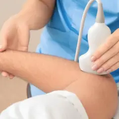 Badanie usg tkanek miękkich łokcia. Lekarz wykonuje badanie ultrasonograficzne.