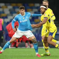 Piłkarze Napoli i Hellas Verona walczą o piłkę. Zacięta rywalizacja w meczu, który może wpłynąć na rankingi.