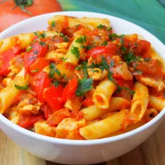 Penne z kurczakiem w sosie pomidorowym, papryką i natką pietruszki. Pyszne danie, które zachwyci każdego.