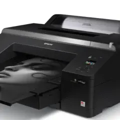 Czarna drukarka Epson tworzy wydruk wysokiej jakości fotograficznej z portretem kobiety.
