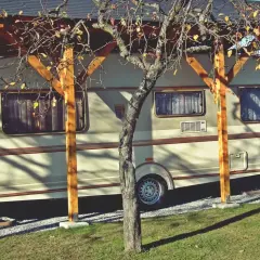 Ile kosztuje postawienie przyczepy kempingowej nad morzem? Sprawdź ceny!