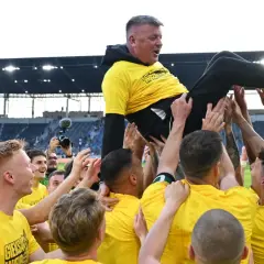 Piłkarze GKS Katowice wznoszą trenera po zwycięstwie. Radość i świętowanie, które zapowiadają udane gks katowice transfery.
