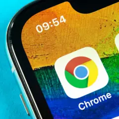 Ikona Chrome na ekranie telefonu. Wielu uważa ją za najlepszą przeglądarkę na Androida.