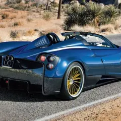 Niebieski Pagani Huayra Roadster na pustynnej drodze. Zastanawiasz się nad pagani huayra cena? To marzenie wielu.