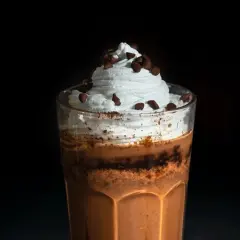 Ein cremiger Eiskaffee mit Sahne und Schokostückchen, perfekt für die Schwangerschaft.