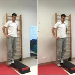 Mężczyzna wykonuje test na mięsień gruszkowaty, stojąc na stopniu.
