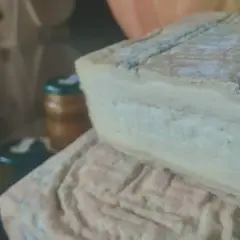 Formaggio Taleggio, con la sua crosta fiorita e la pasta morbida, racconta la sua origine bergamasca. Accanto, marmellata e confettura.