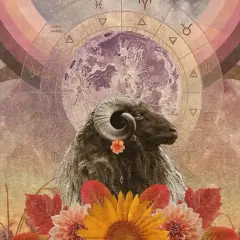 Baran z ozdobnym kwiatkiem, pod tęczowym łukiem i tarczą zodiaku. Mars w Baranie symbolizuje siłę i determinację.