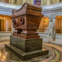 Grobowiec Napoleona Bonaparte, z rzeźbami aniołów i inskrypcjami. Ciekawe napoleon bonaparte ciekawostki.