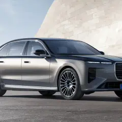 Elegancki BMW Serii 7 w dwukolorowym malowaniu, z nowoczesnym designem. Sprawdź aktualną bmw 7 cena i dostępne konfiguracje.