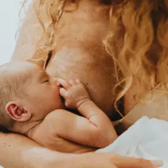 Czy po powiększeniu biustu można karmić piersią? Fakty i ryzyka dla mam
