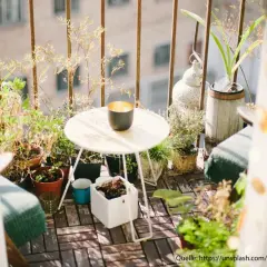 Gemütliche Oase: Pflanzen und Deko auf einem kleinen Tisch verwandeln lang schmale Balkone gestalten.