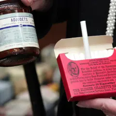 Słoik z "Adjudets" (d-amfetamina) i paczka papierosów "Blosser Cigarette Company" - dawne leki na astmę i przeziębienie.