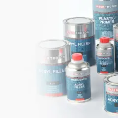 Różnorodne puszki i aerozole z produktami Inter Troton, w tym podkład epoksydowy zastosowanie.