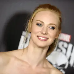 Deborah Ann Woll, qui a joué Karen Page, souriant devant le logo de The Punisher.