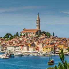 Urokliwy Rovinj, z jego wenecką architekturą i portem pełnym łodzi, wygląda jak z obrazka. Prom odpływa w stronę Adriatyku.