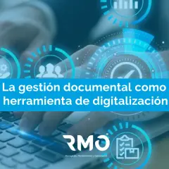 Manos tecleando en un portátil, con iconos de gestión documental y el texto "La gestión documental como herramienta de digitalización".
