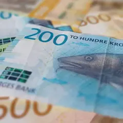 Norweskie banknoty 200 koron z wizerunkiem ryby, wydane przez Norges Bank.