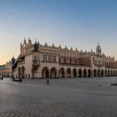 Rynek Główny w Krakowie: Sukiennice, Kościół Mariacki i Wieża Ratuszowa. Idealne miejsca, by zacząć zwiedzanie Krakowa.