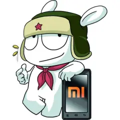 Mi Bunny w czapce z gwiazdą i szaliku, z kciukiem w górę, obok telefonu Redmi z logo MI. Może to symbolizować szybkie uruchamianie (fastboot) lub po prostu dumę z marki.