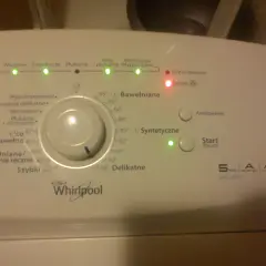 Panel sterowania pralki Whirlpool z oznaczeniami symboli programów: Bawełniane, Syntetyczne, Delikatne.
