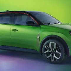 Nowoczesny, zielony Renault 5 Electric z czarnym dachem i czerwonymi akcentami.